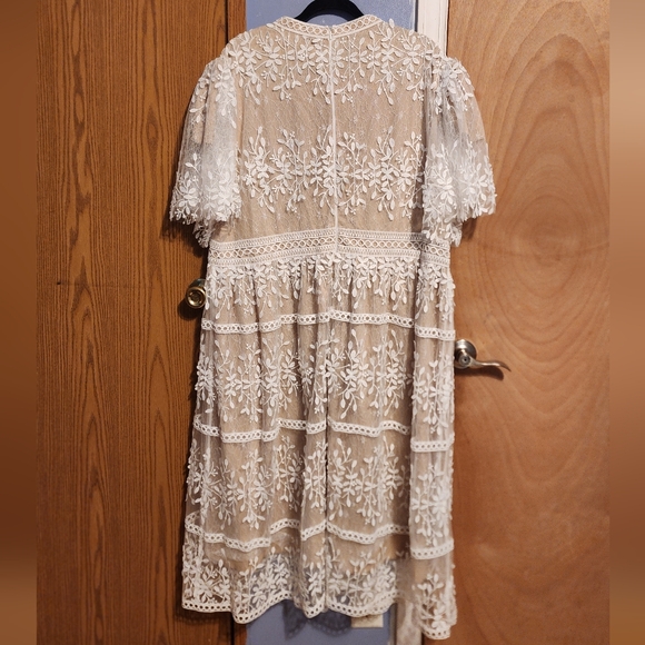 Ivy City Co Cream Lace Midi Dress - Picture 2 of 4